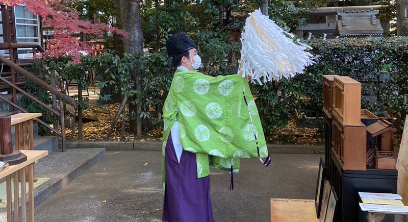 出張お祓い供養で祈祷する神主さま