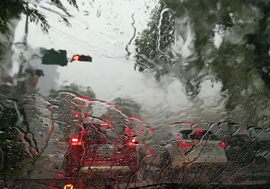車の車内から見た大雨の様子