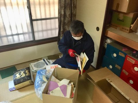 書類等を確認する遺品整理ロードのスタッフ