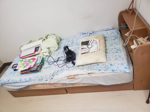 遺品整理ロードが作業する前のベッド