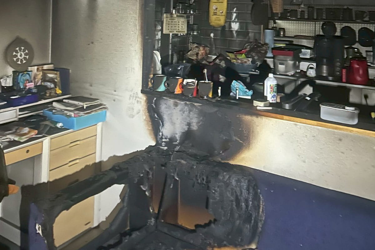 ロードが作業する前の火災後の煤だらけの部屋