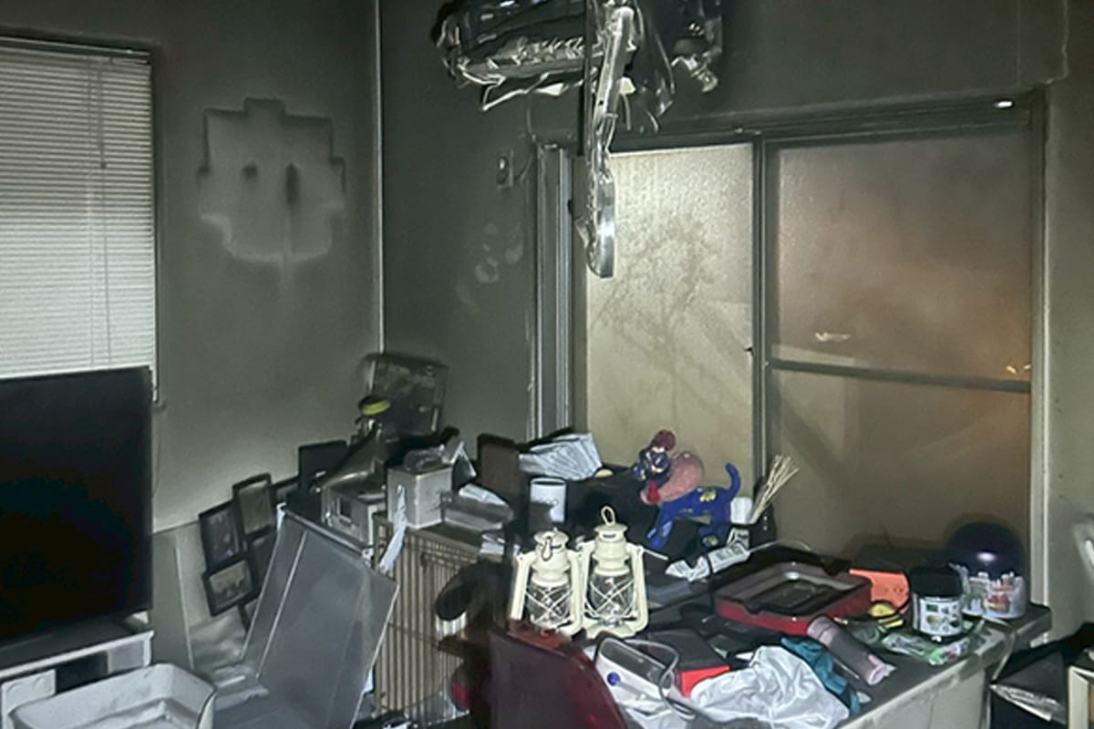 ロードが作業する前の火災後の煤だらけの部屋