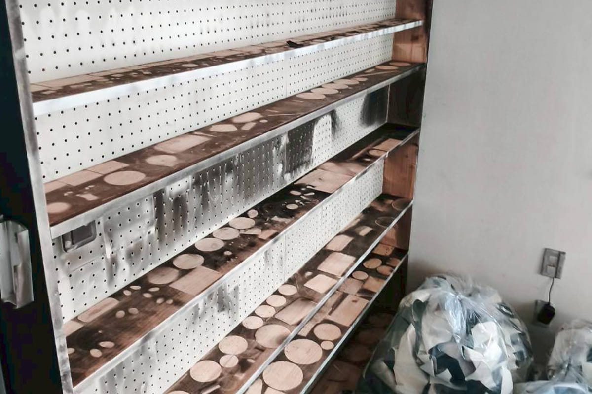 小物の跡がくっきり残る煤だらけの棚