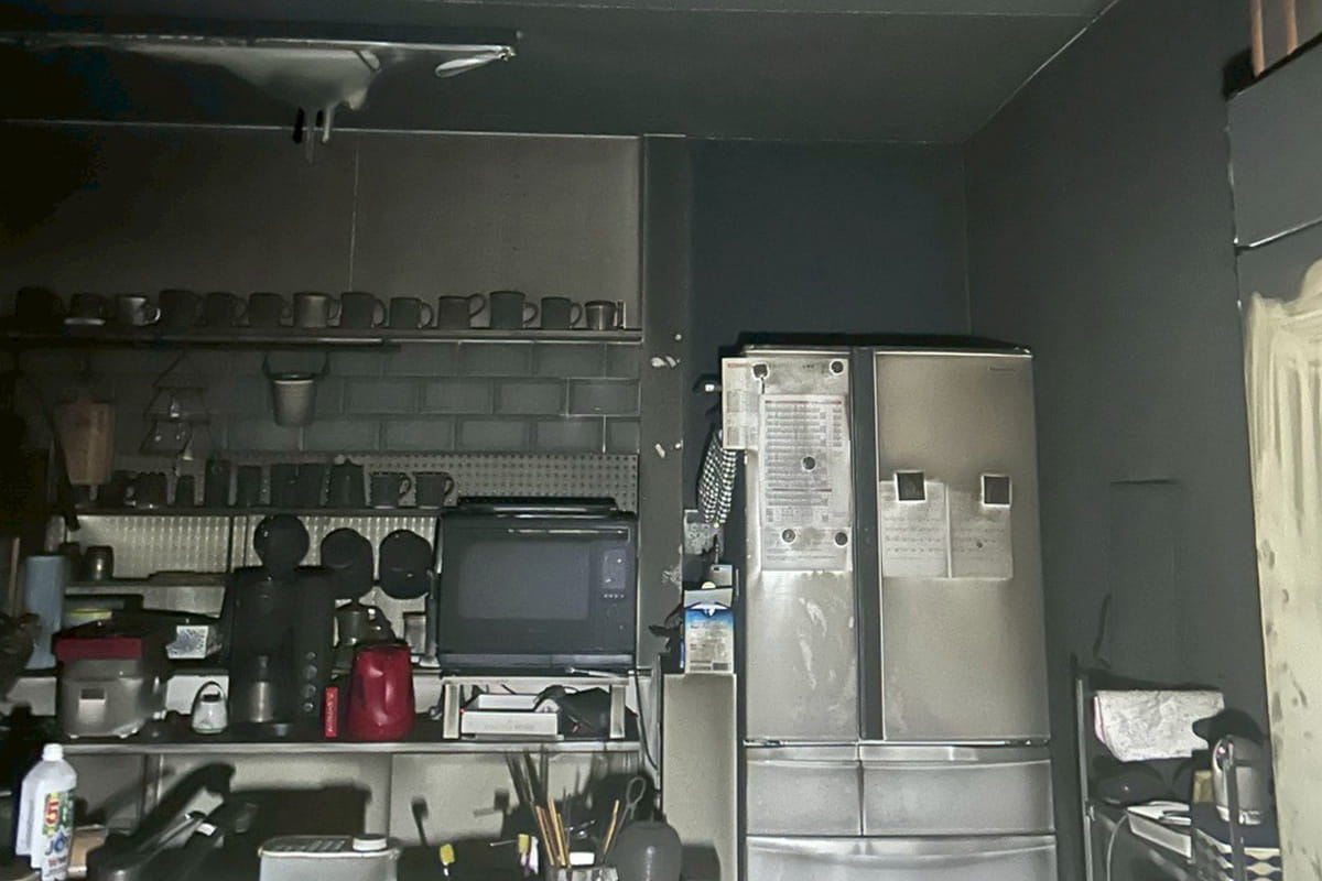 ロードが作業する前の火災後の煤だらけのキッチン周り