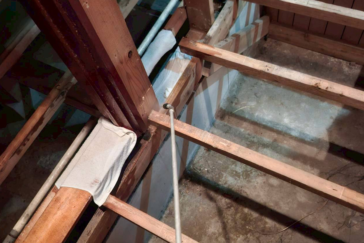 ロードのスタッフが床下を消毒する様子