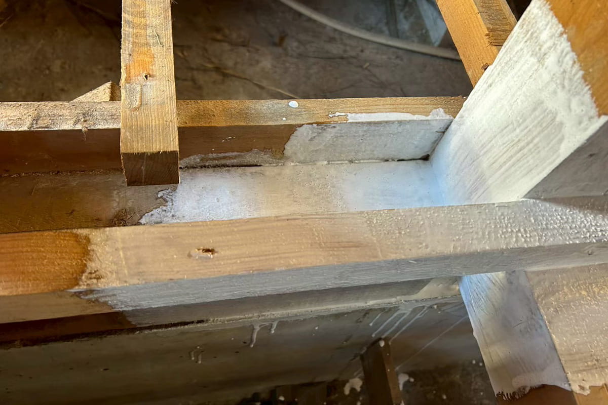 ロードのスタッフが作業した後の柱