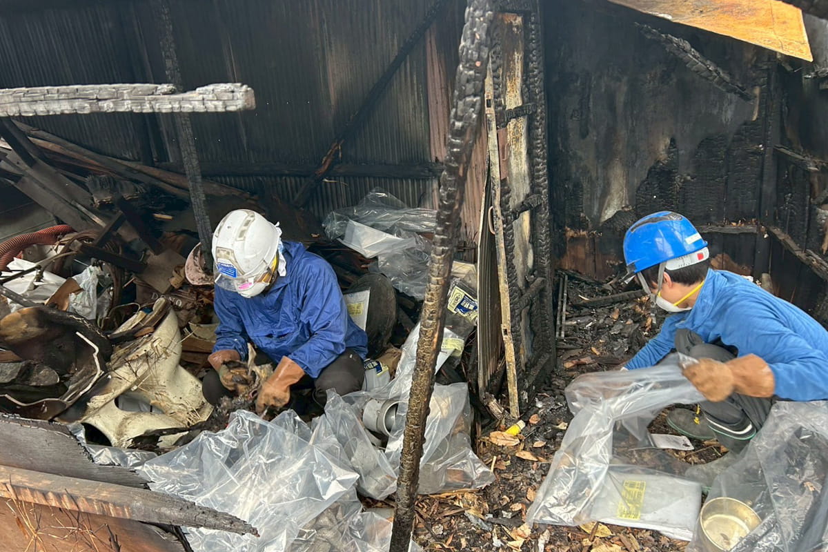 火災現場で仕分け作業をするロードのスタッフ