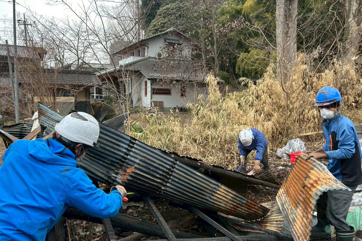 火災現場で解体作業をするロードのスタッフ